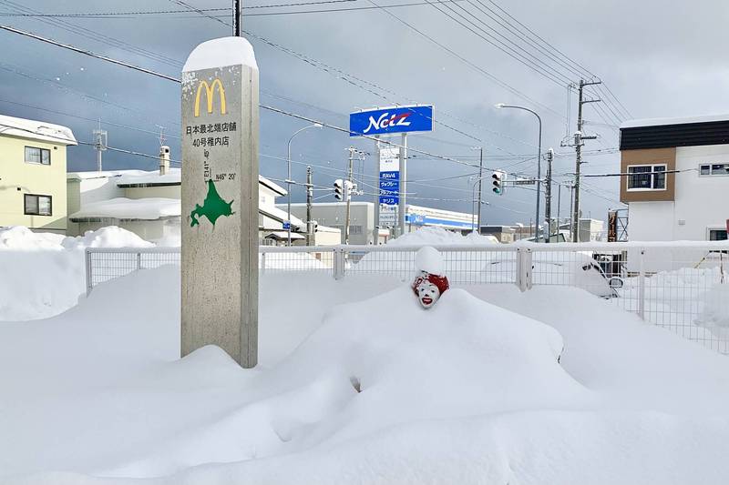 日本北海道北端稚內市的麥當勞叔叔遭大雪淹沒。 圖:翻攝自推特