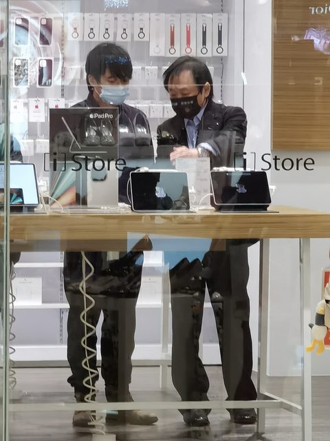 野生王世堅現身蘋果專賣店。 圖:翻攝自PTT