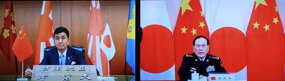 中國國務委員兼國防部長魏鳳和 (右) 27 日應約同日本防衛大臣岸信夫視訊通話。 圖 : 翻攝自中國國防部