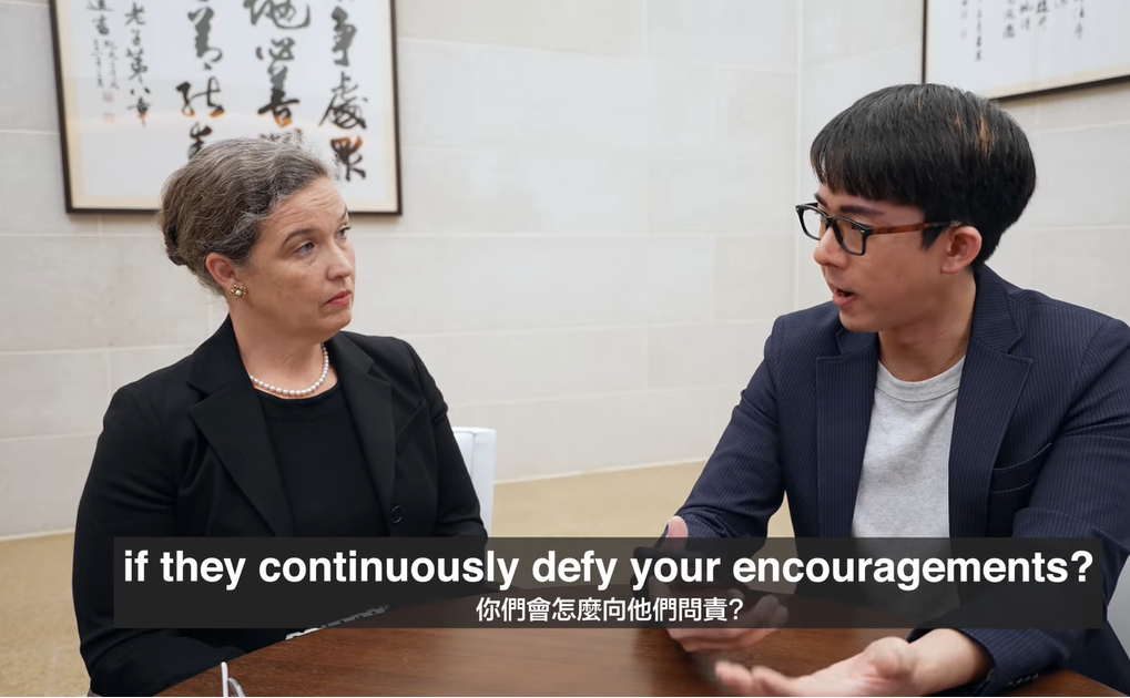 新上任的AIT處長孫曉雅（左）接受YouTuber阿滴（右）專訪。 圖：截自「阿滴英文」YouTube