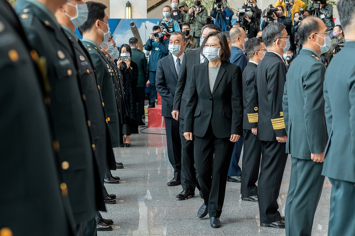 總統蔡英文28日上午出席在國防部舉行的「111年上半年陸海空軍將官晉任布達暨授階典禮」 圖：總統府提供(資料照片)