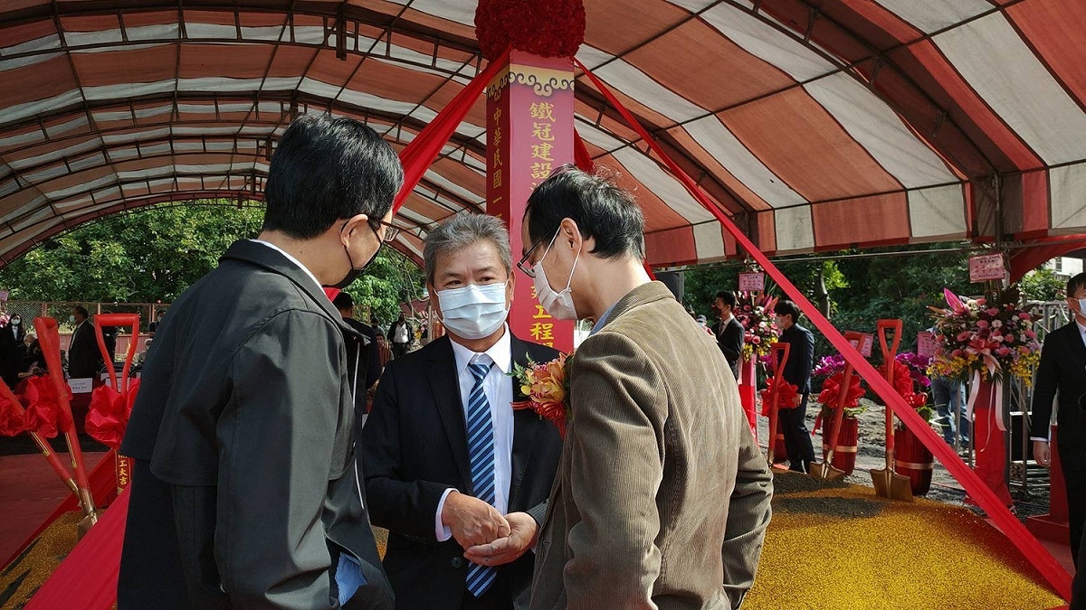 鐵冠建設股份有公司董事長沈永安歡迎黃國峰與張壽文蒞臨與會。 圖：新北市都更處提供