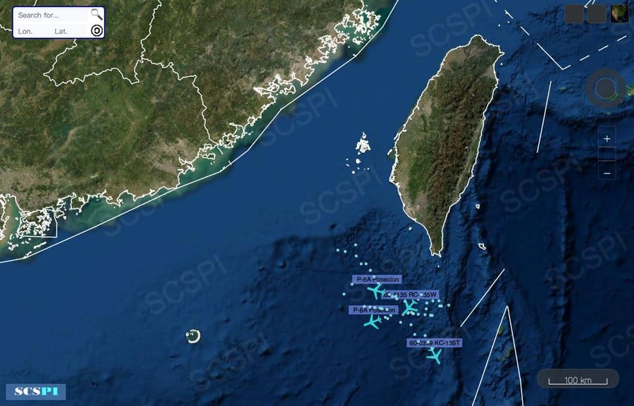 南海戰略態勢感知計劃平台(SCSPI)推文指美軍2架P-8A「海神式」海上巡邏機、1架RC-135W電子偵察機和1架KC-135T空中加油機，今天經由巴士海峽在接近南海的台灣西南部空域作業。 圖：翻攝 SCS Probing Initiative推特