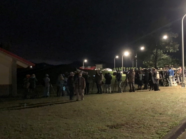 一聽聞長耳鴞出沒於貢寮區龍門運動公園，吸引大批鳥友前往拍攝。  圖：新北市動保處提供