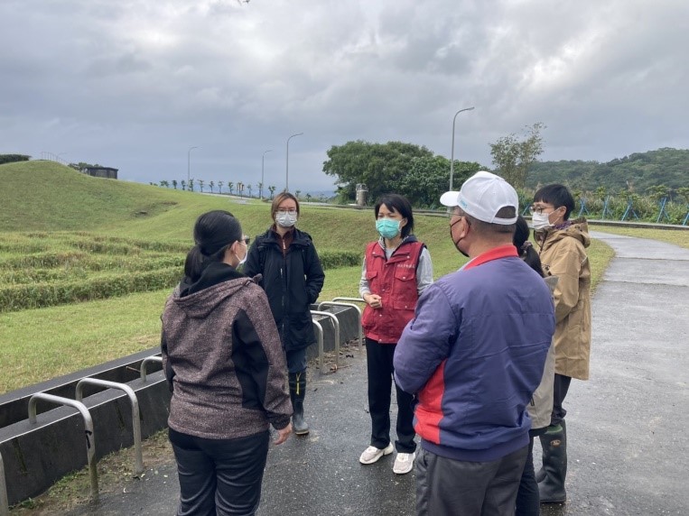 動保處長楊淑方 (左三)與在地里長、居民、公部門及協會等商討相關對策。 圖：新北市動保處提供