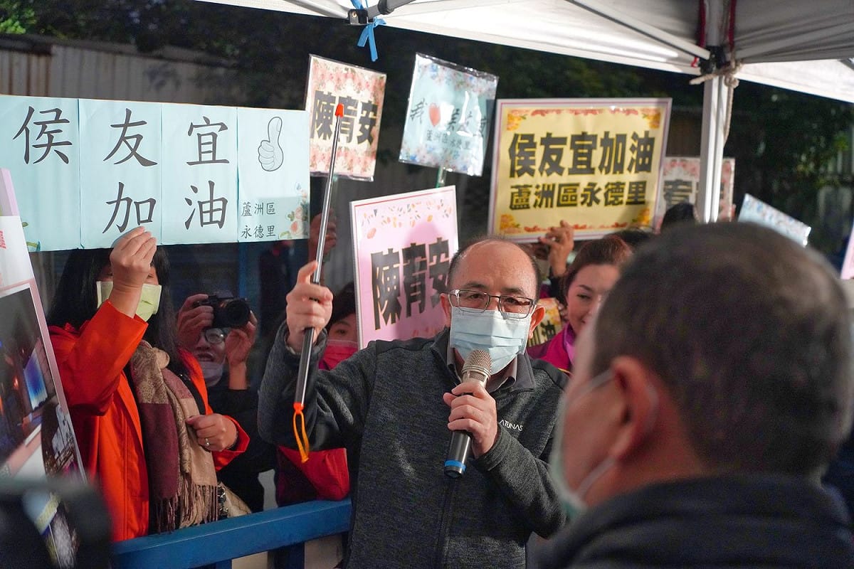 宋德仁表示，此次水影光雕設計就地取材將周遭補助水廠牆面、礫間落瀑、岸邊樹蔭、跨越橋梁等景致融入燈飾設計，巧妙運用光影妝飾，並以在地代表生物繪製圖騰以GOBO落地藝術燈投影，象徵「翻轉新北」美好寓意。 圖：新北市水利局提供