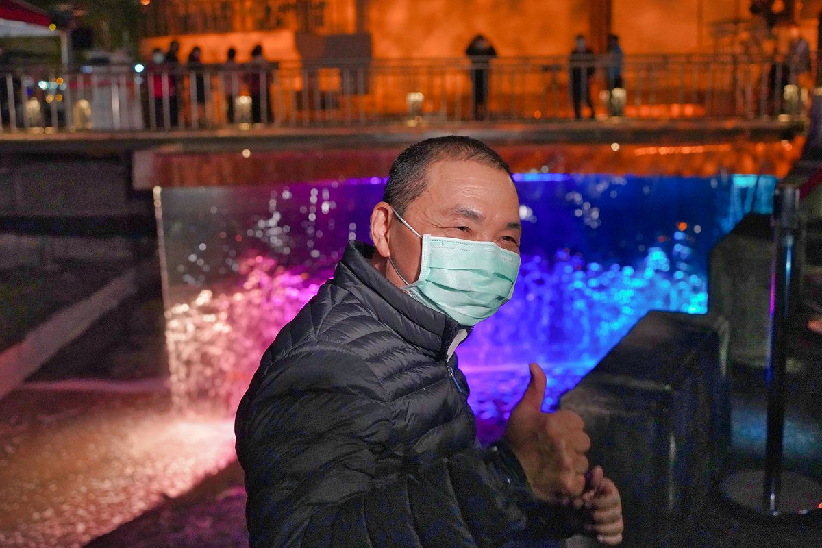 侯友宜感謝水利局的努力，改變市民對鴨母港的既定印象，希望透過水影光雕讓鴨母港的夜晚，變得更加活潑生動且璀璨浪漫，讓蘆洲地區越來越興盛、幸福。 圖：新北市水利局提供