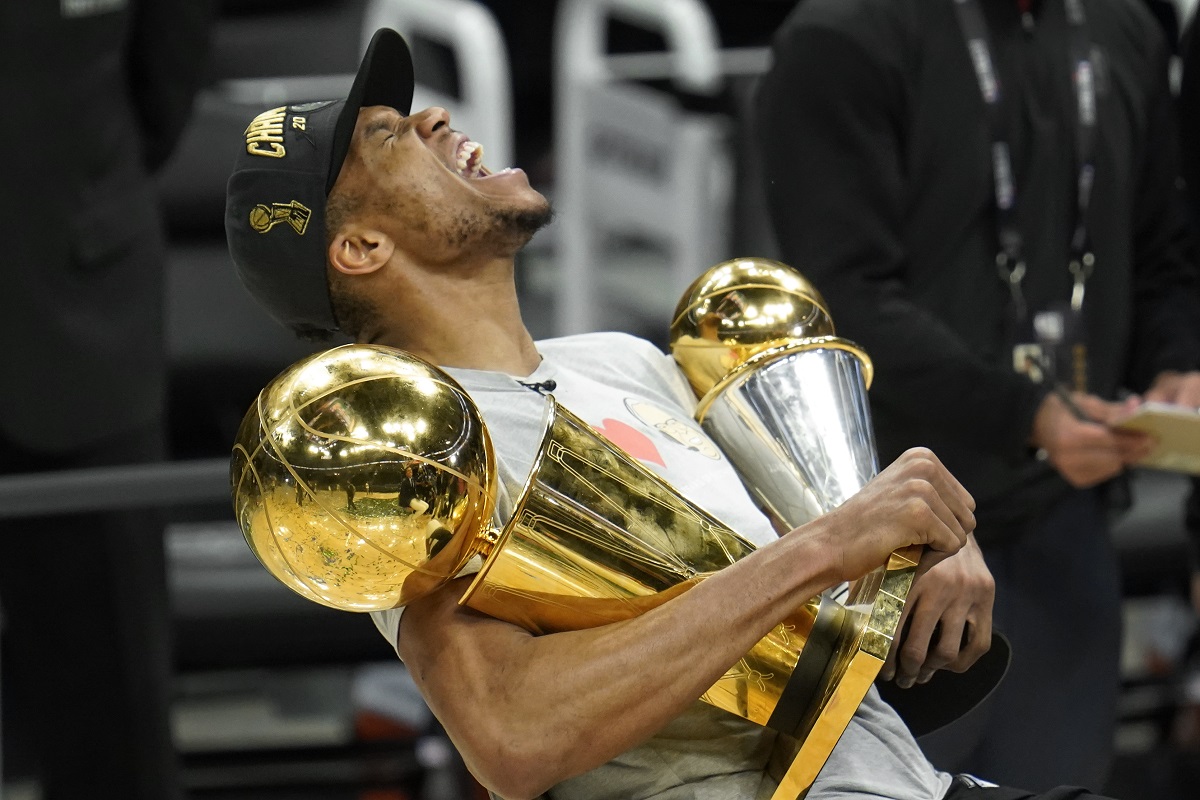Giannis Antetokounmpo帶領公鹿奪冠，獲選為FMVP。 圖／美聯社／達志影像