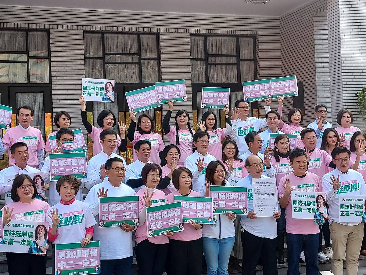 黨團成員穿著挺林靜儀衣服，展現支持。 圖：陳佩君／攝