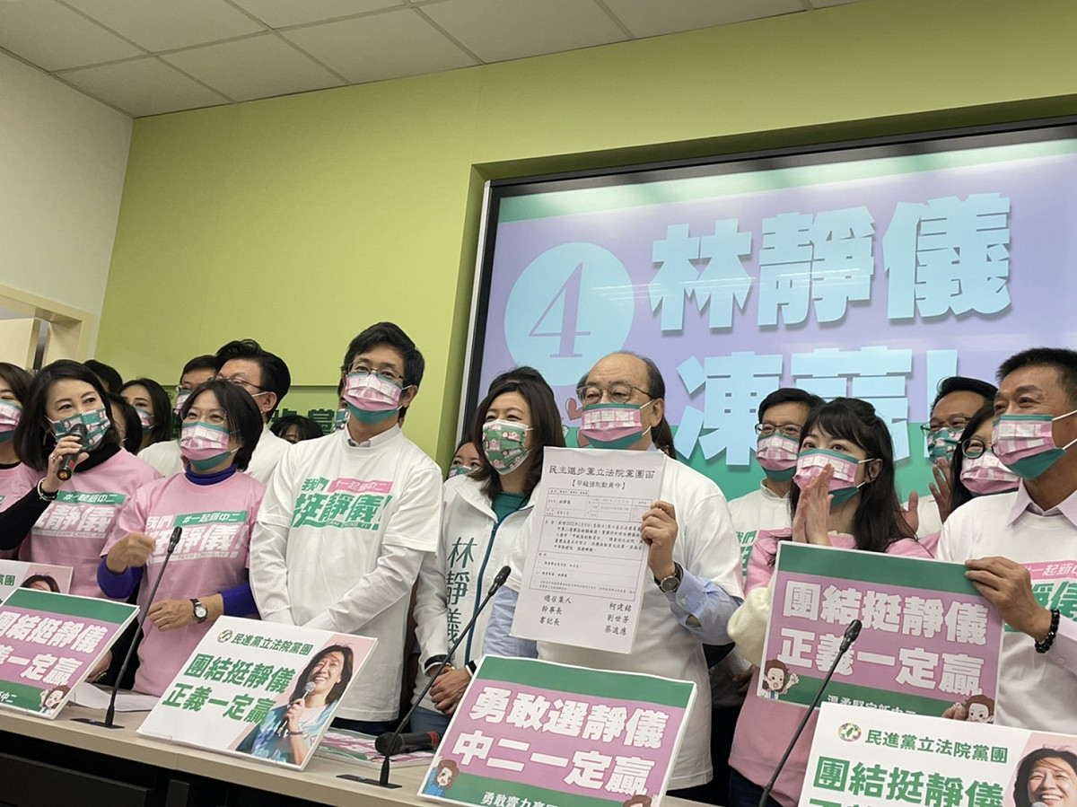 柯建銘對中二選區發出甲動，強調黨團成員會與林靜儀一起。 圖：陳佩君／攝