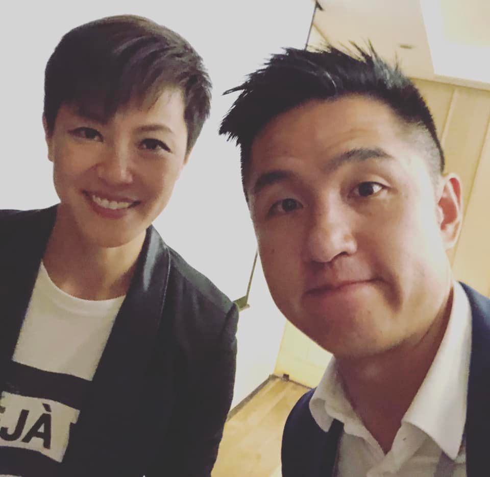 香港歌手何韻詩29日因前《立場新聞》董事身份，被以「串謀發布及複製煽動刊物罪」為由遭當地警方拘捕。時代力量國際部主任劉仕傑PO出2019年《奧斯陸自由論壇》合影照片。 圖：翻攝護台胖犬 劉仕傑臉書