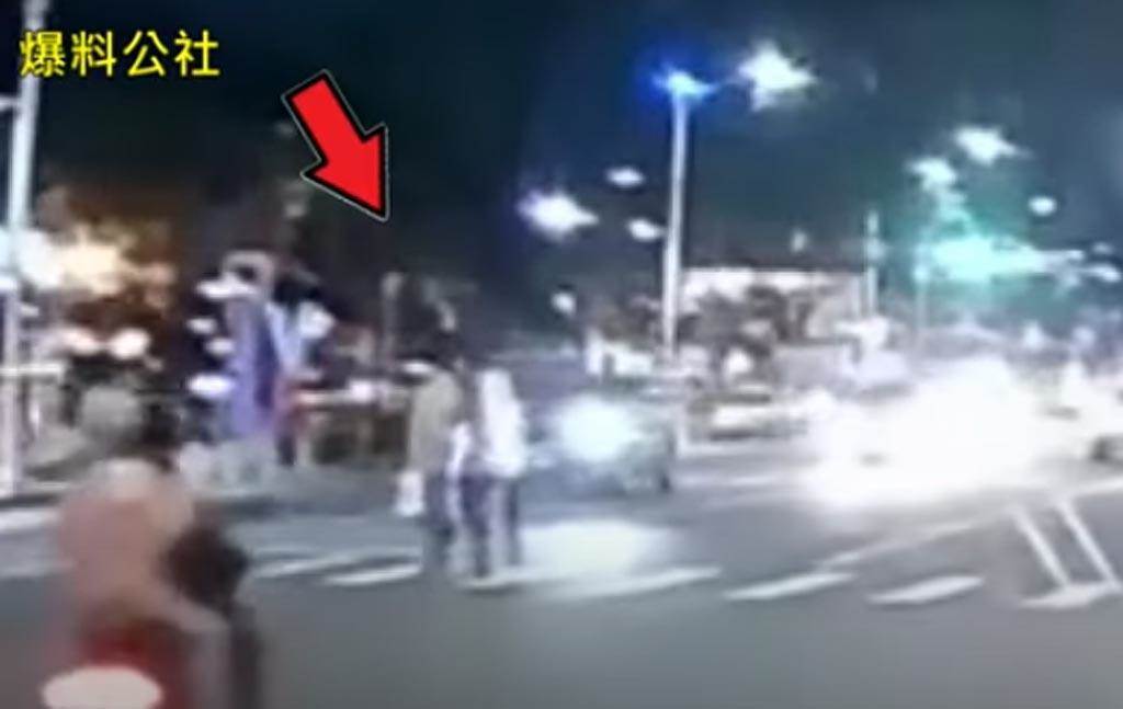 意外發生前，許多經過車輛也沒有禮讓在斑馬線上的一家人。 圖：翻攝爆料公社