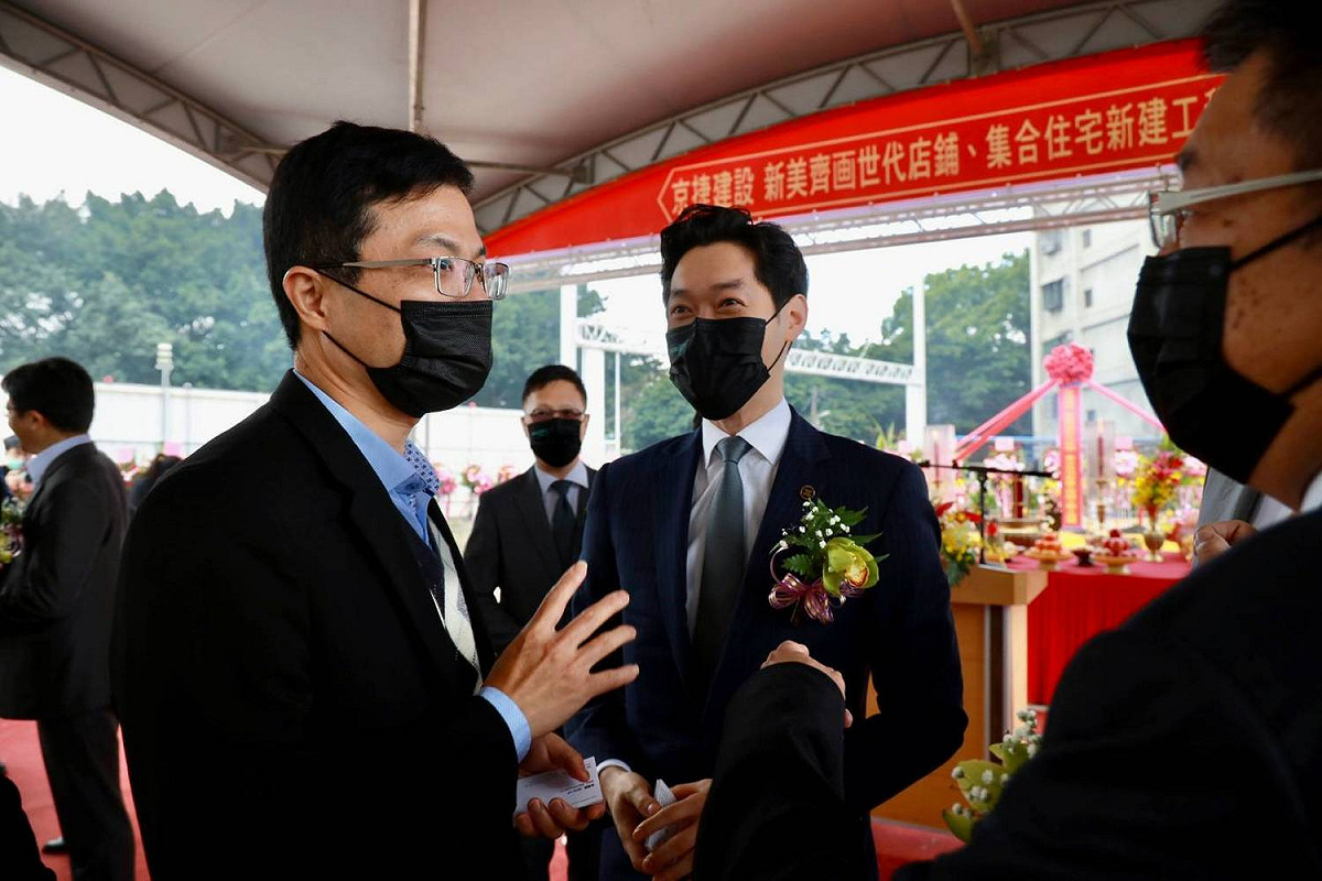 黃國峰與現場貴賓互動。 圖：新北市都更處提供