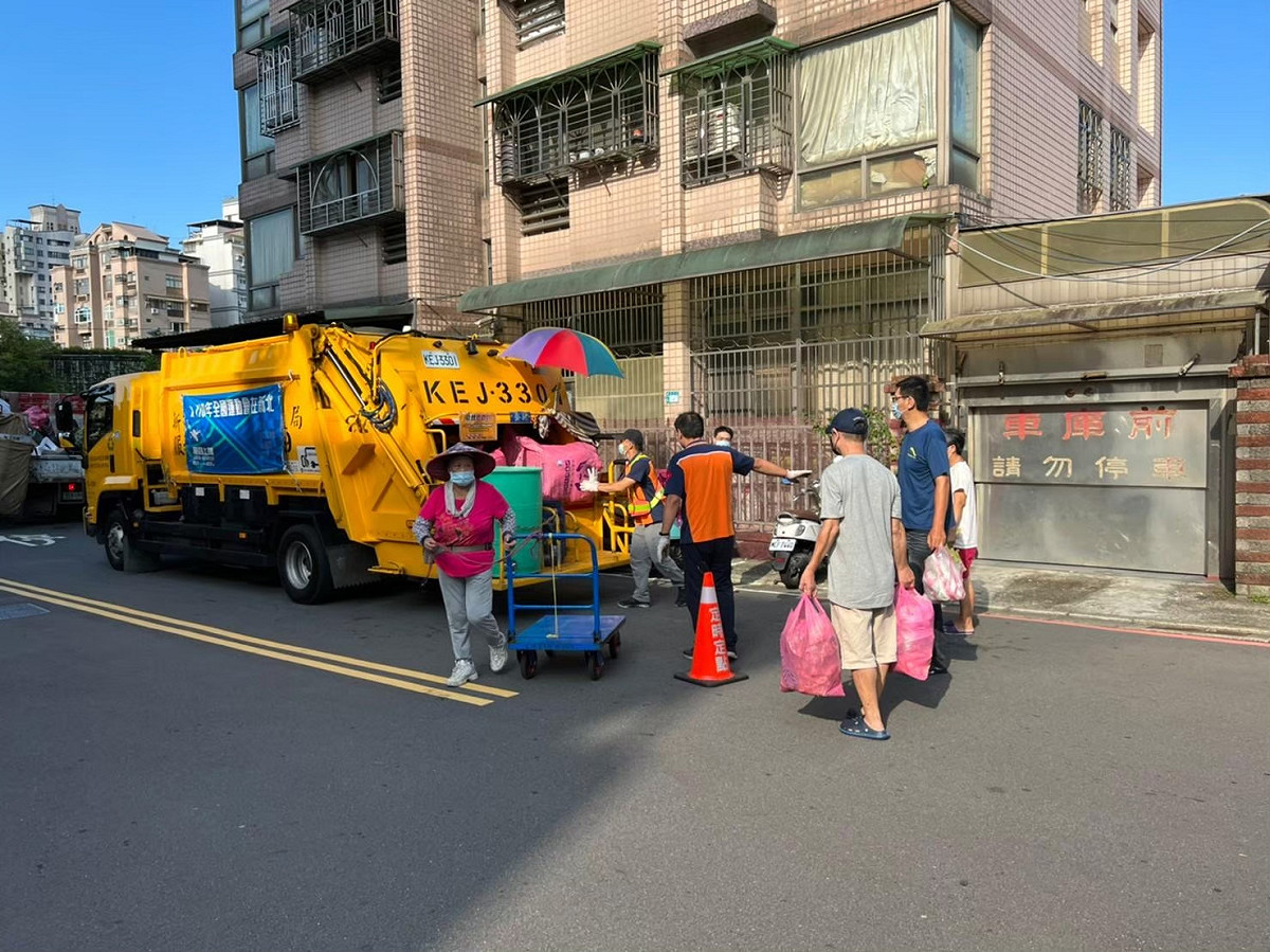 目前新北市三座垃圾焚化廠均正常運作，除處理清潔隊清運之家戶垃圾外，仍有餘裕優先處理新北市社區及市場委託民間清運業者清運之民生垃圾無虞。