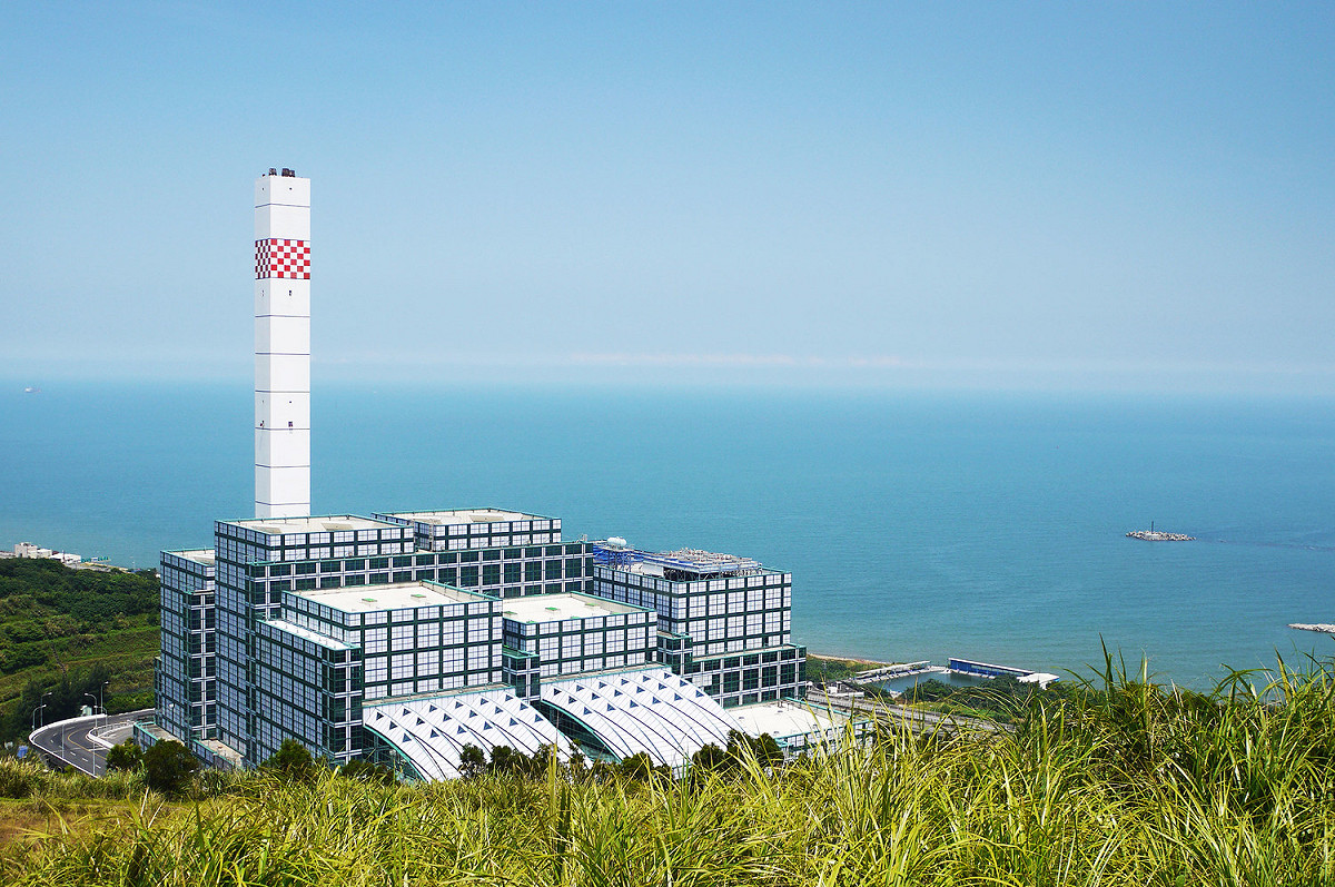 新北轄內三座焚化廠全數運轉，且為確保市民家戶垃圾可妥善處理，已實施公寓大廈和社區垃圾優先進場機制，過年前新北垃圾量能絕對充裕，環保局絕對讓民眾安心過好年。