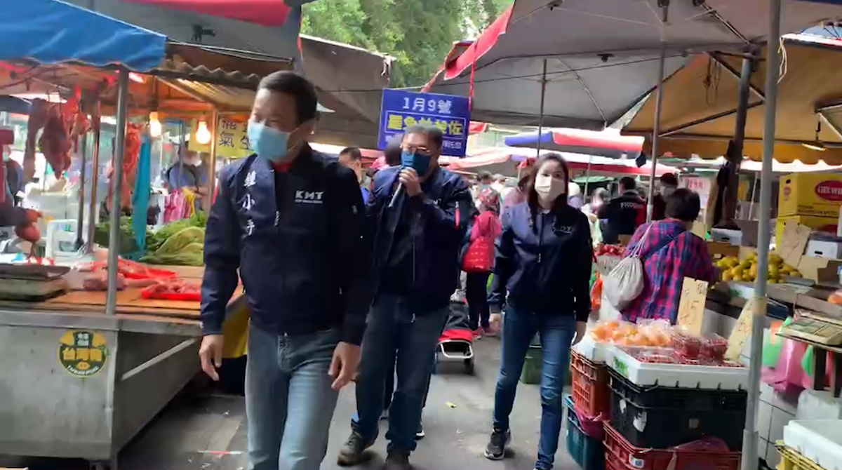 台北市議員鍾小平今與國民黨發言人鄭照新掃街宣傳罷昶。 圖：鍾小平辦公室 / 提供