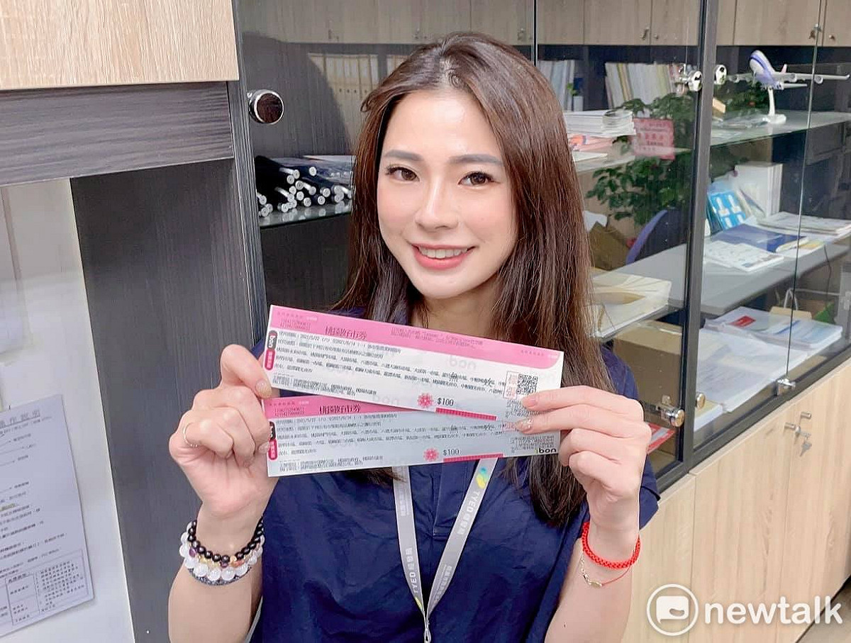 鄭文燦宣布加碼推出1萬份的200元五倍券換2000元好市乘雙券，1/11起開放民眾上網登記，1/18抽籤，使用期限同樣至明(111)4月30日。 圖：桃園市政府/提供