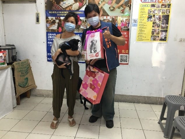 新店小城里長郭仁澤成功將里辦公處認養小棧內的狗送養出去。 圖：新北市動保處提供