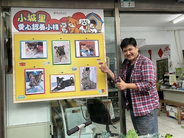 郭仁澤與動保處合作在里辦公處成立愛心認養小棧。  圖：新北市動保處提供
