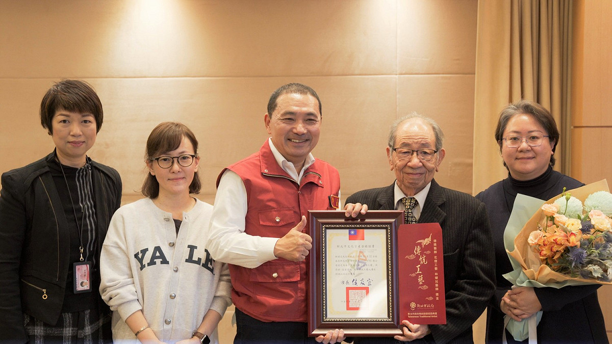 新北市長侯友宜(左3)親自頒授認定證書予傳統工藝「花燈工藝」保存者林健兒(右2)。 圖：新北市文化局提供