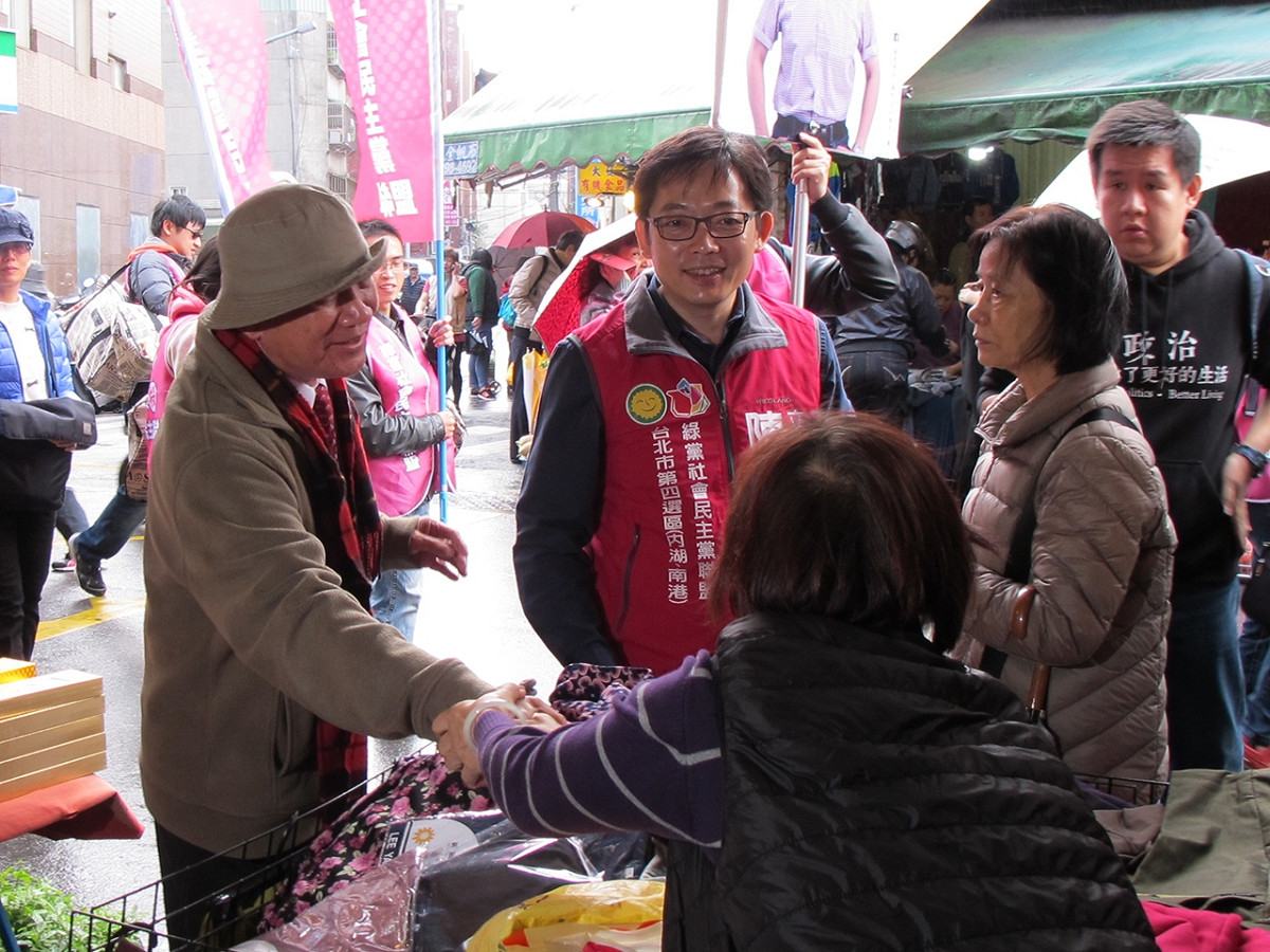 民進黨前主席林義雄19日陪同社會民主黨港湖區立委候選人陳尚志前往東湖市長拜票。 圖：林朝億/攝