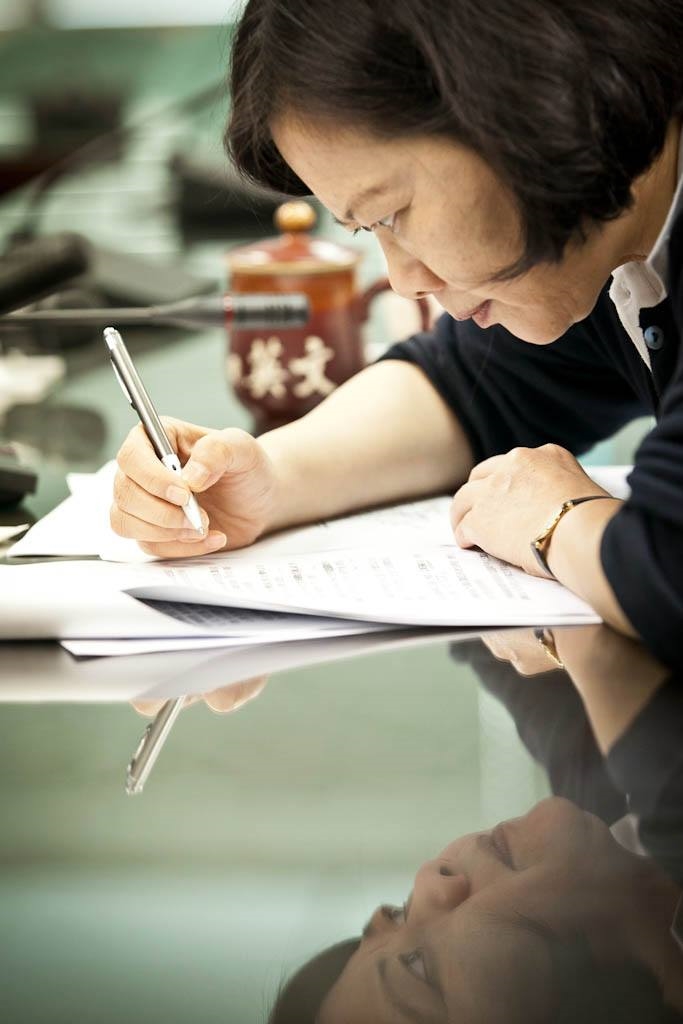 民進黨總統候選人蔡英文19日上午在臉書貼文顯示她正認真研讀幕僚提供的政策資料。 圖：翻攝蔡英文臉書
