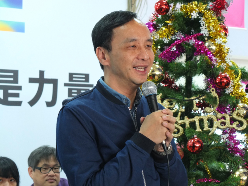 國民黨總統候選人朱立倫20日受訪時指出，他不像蔡英文及宋楚瑜對總統辯論很有經驗，所以一定要做準備。 圖：翁嫆琄/攝