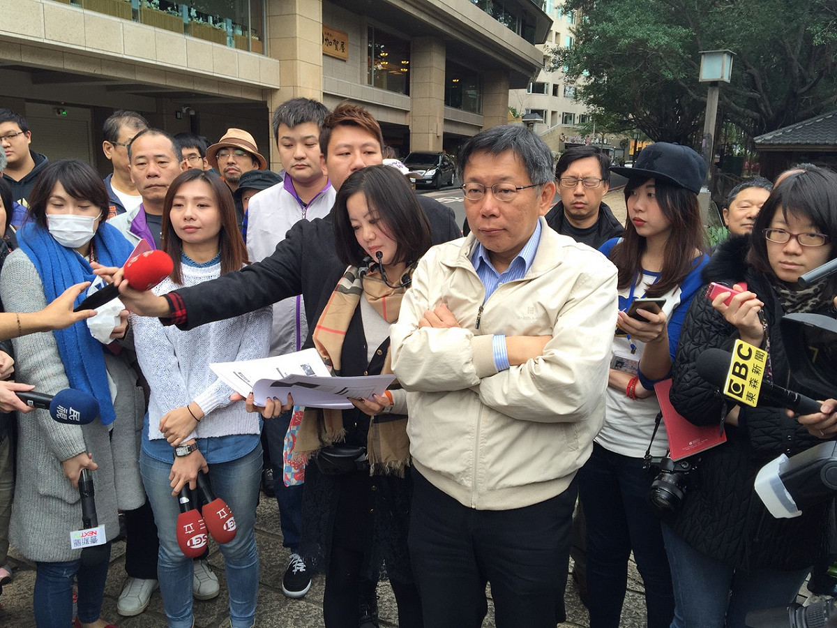 台北市長柯文哲20日上午前往北投和民進黨籍市議員吳思瑤視察北投公園。 圖：劉奕霆/攝