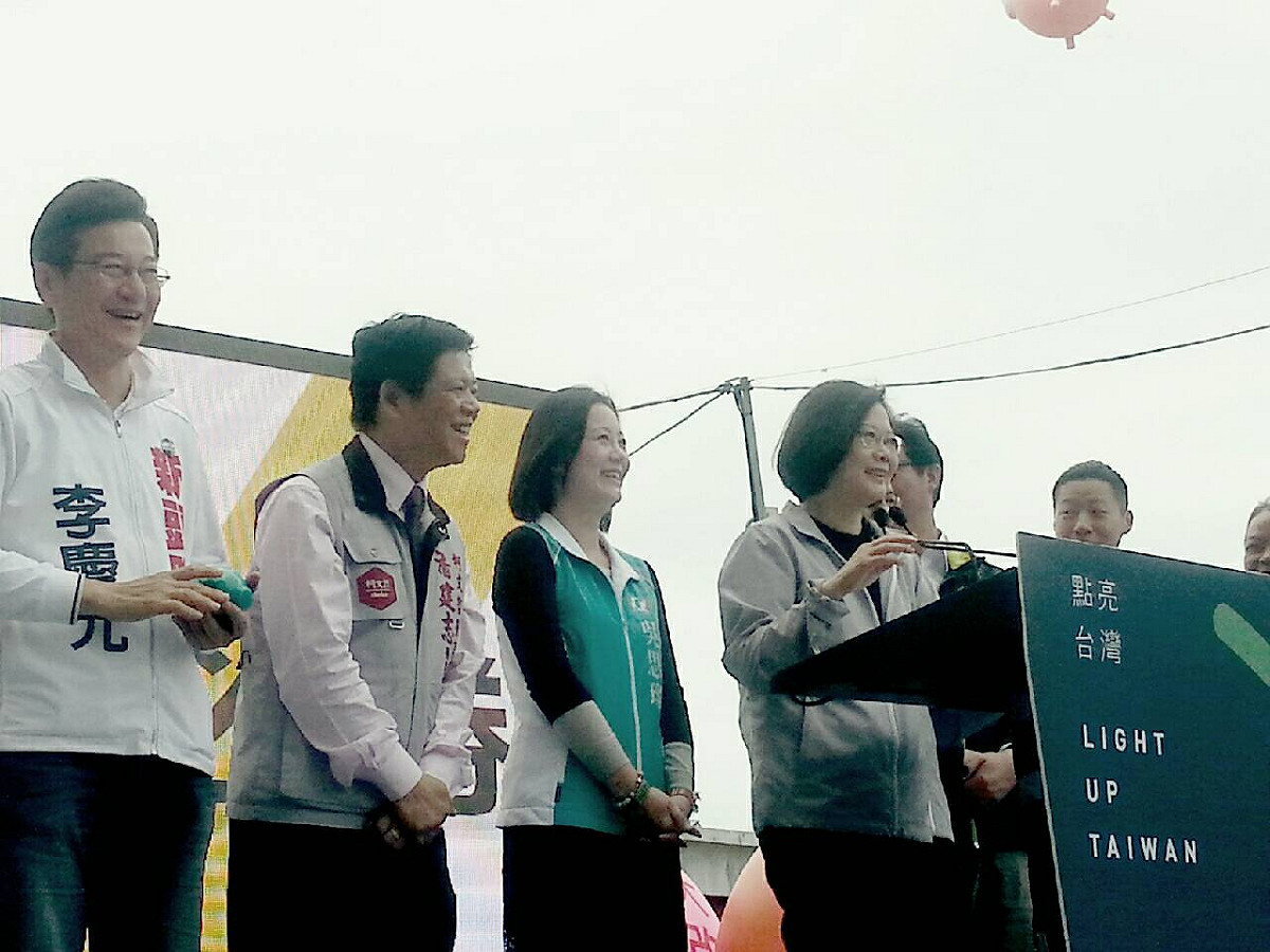 民進黨表態支持的「首都改革陣線」無黨籍立委候選人李慶元、潘建志等人，今搶搭順風車，上台與「英仁配」站在一起爭取曝光。 圖：楊淳卉/攝