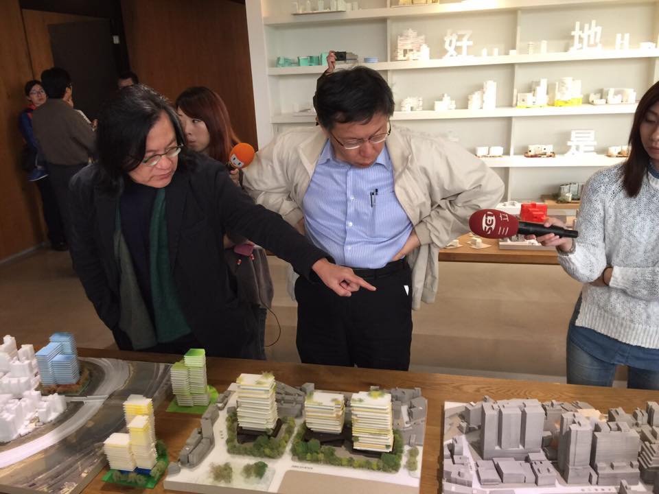 台北市長柯文哲下午前往內湖學學文創志業參觀台北公共住宅展，都發局長林洲民（左）在一旁進行導覽。 圖：劉奕霆/攝