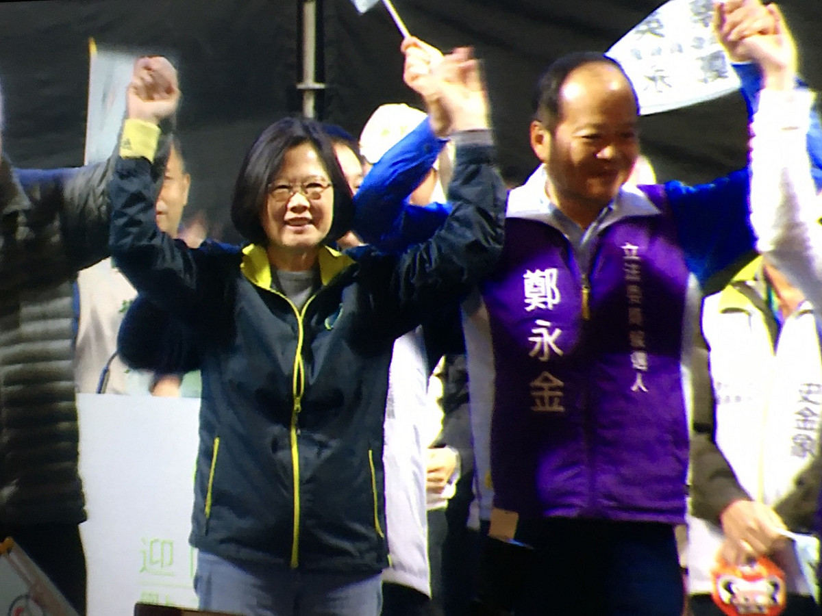民進黨正副總統候選人蔡英文、陳建仁「迎向未來，點亮台灣」造勢晚會，21日扣門綠營超級艱困選區新竹縣，蔡英文在新竹縣藍營大票倉湖口鄉受到6千名支持民眾歡迎。 圖：楊淳卉/攝