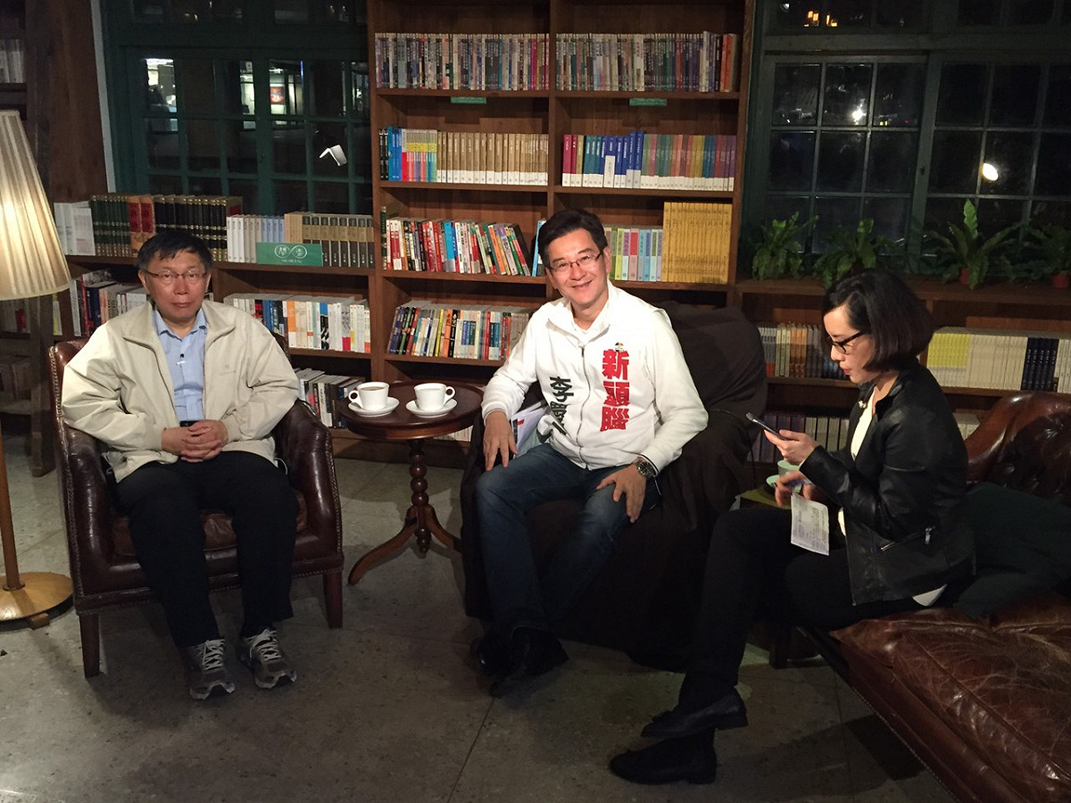 台北市長柯文哲21日晚間和無黨籍立委候選人李慶元進行「柯文哲夜問新國會系列專訪」。    圖：劉奕霆/攝