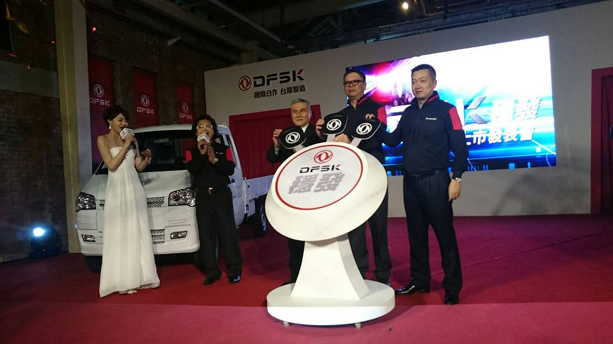 右起依序為DFSK龐海總經理、合同興林正暐總經理、台塑貨運汽車陳勝光董事長。 圖：林介平/攝