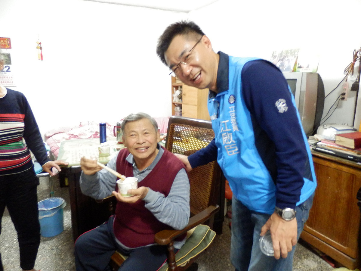 國民黨立委江啟臣22日舉辦冬至送暖活動，親自送湯圓給獨居長者。 圖：符芳碩/攝