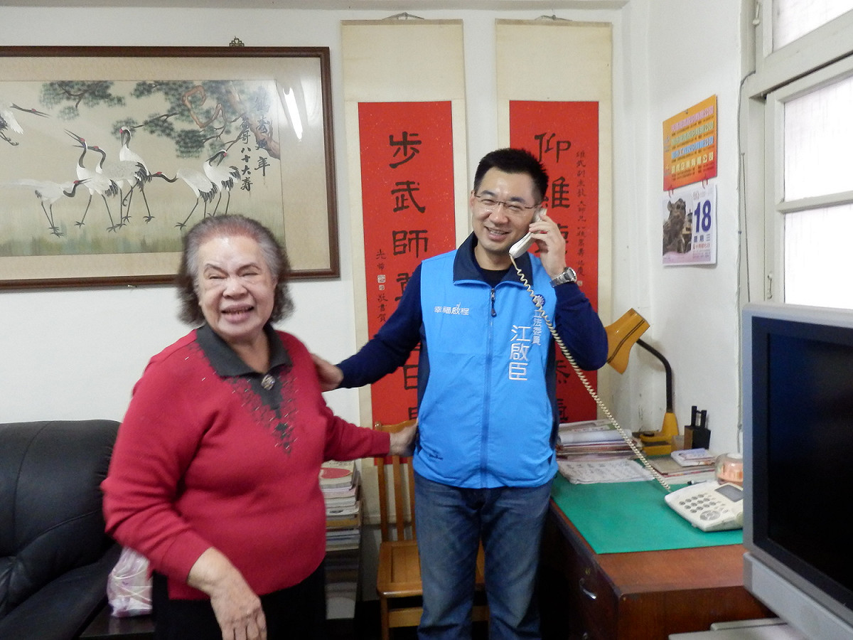 江啟臣拜訪獨居長者時巧遇國小同學的祖母許款，還當場撥電話「認親」，讓他直呼送暖行動變超級任務。 圖：符芳碩/攝