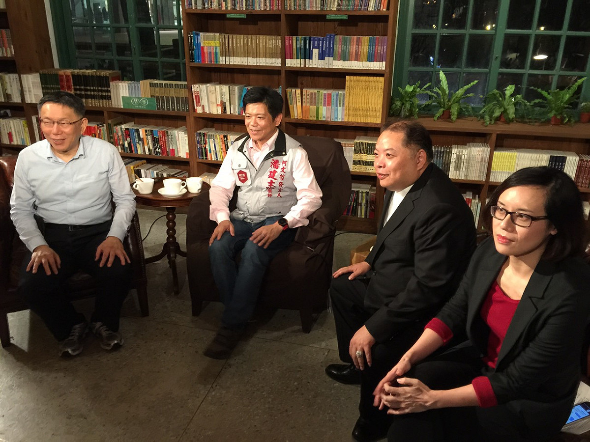 台北市長柯文哲22日晚間和以無黨籍參選北市區域立委的潘建志進行「柯文哲夜問新國會系列專訪」。 圖：劉奕霆/攝