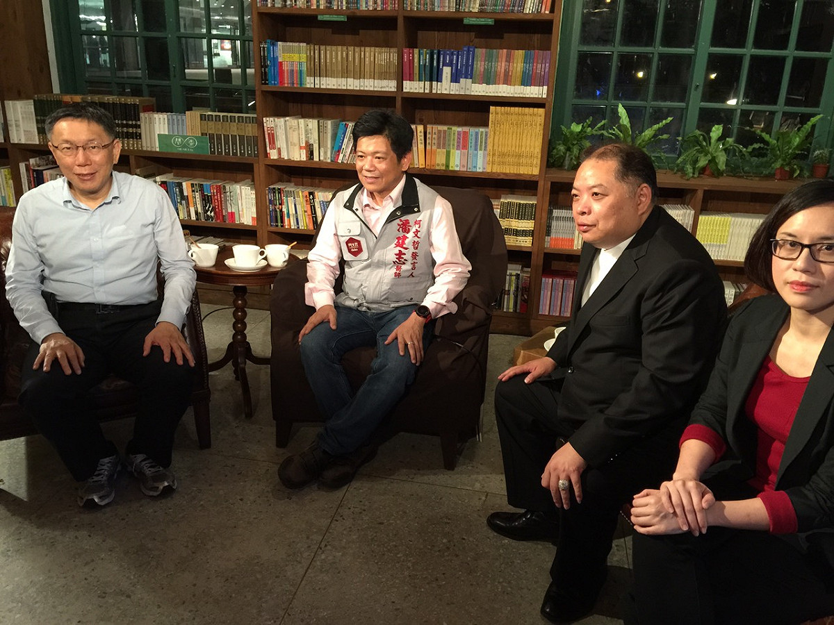 台北市長柯文哲22日晚間和以無黨籍參選北市區域立委的潘建志進行「柯文哲夜問新國會系列專訪」。 圖：劉奕霆/攝