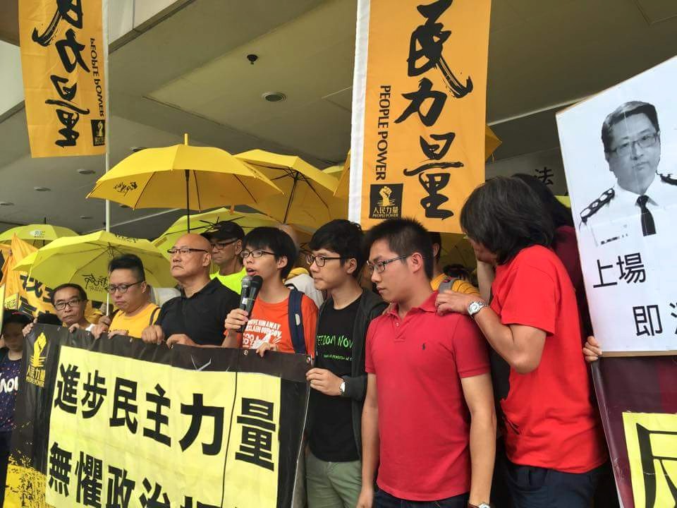 黃之鋒（中著橘衣者）等人發起雨傘運動，爭取香港真普選，後被控阻礙警察執行職務。 圖：翻攝自黃之鋒臉書