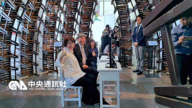 立法委員陳碧涵（左起）、教育部長吳思華23日出席美感教育成果展，在用學校課椅堆疊而成的裝置藝術「蒼穹」中，體驗美感。 圖：中央社