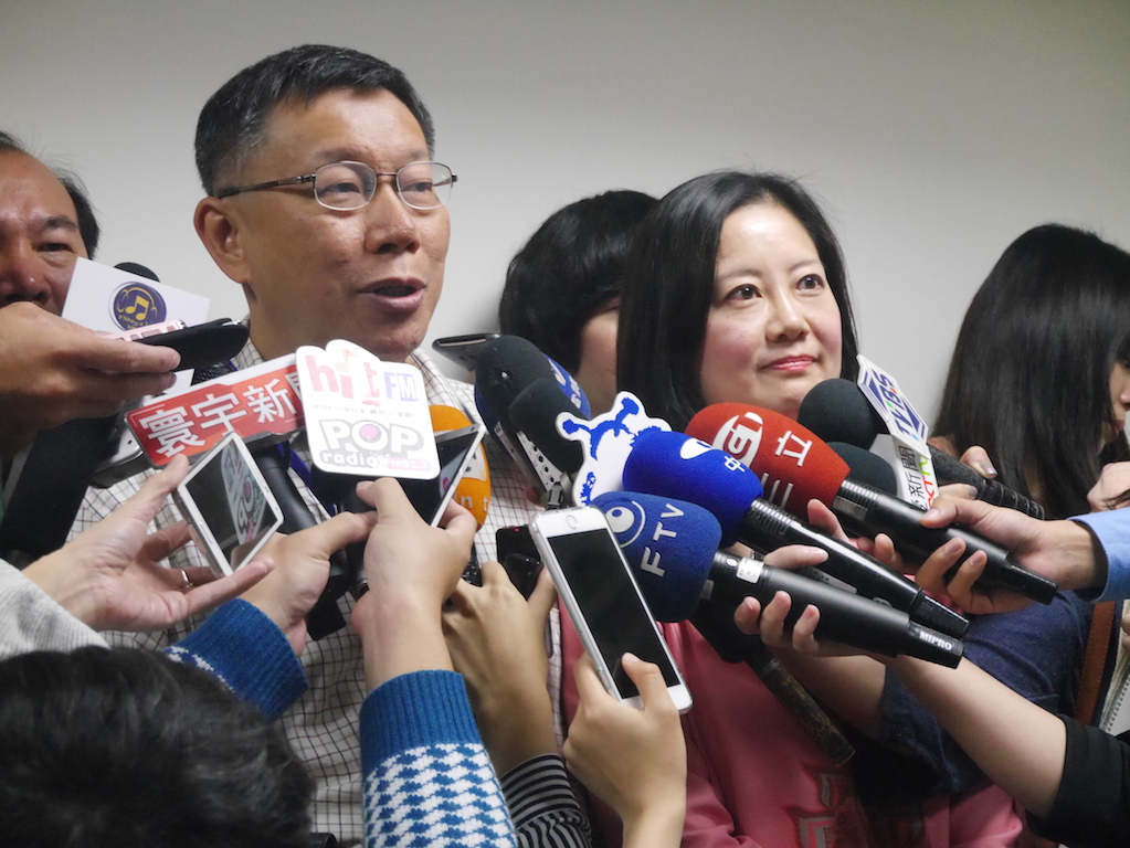 台北市長柯文哲23日前往台北市議會民進黨團報告「重點項目之政策預算」，雙方閉門會議1個半小時後，黨團總召吳思瑤和柯文哲出面受訪。 圖：劉奕霆/攝