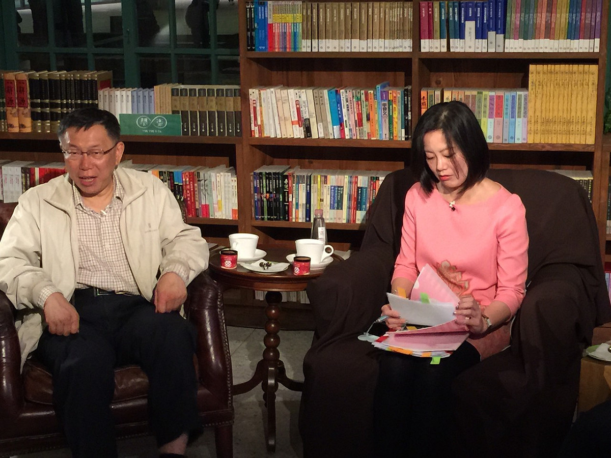 台北市長柯文哲23日晚間和民進黨籍參選北市區域立委的吳思瑤進行「柯文哲夜問新國會系列專訪」。 圖：劉奕霆/攝