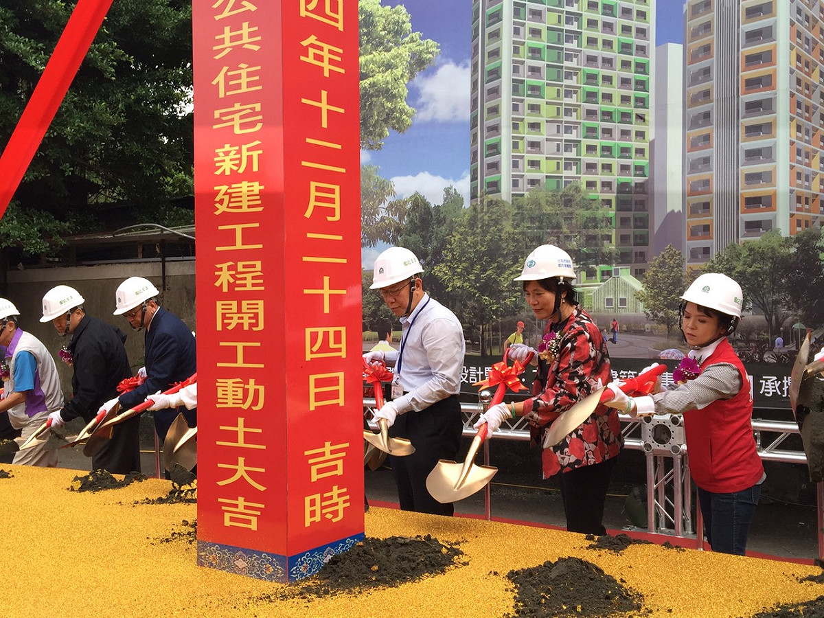 台北市長柯文哲24日上午前往萬華青年公共住宅新建工程開工動土典禮。 圖：劉奕霆/攝