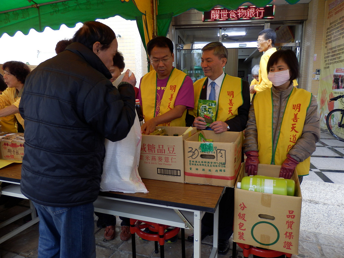 台中市民進黨立委候選人謝志忠26日上午與副市長張光瑤至豐原醒世食物銀行發放物資濟貧。 圖：符芳碩/攝