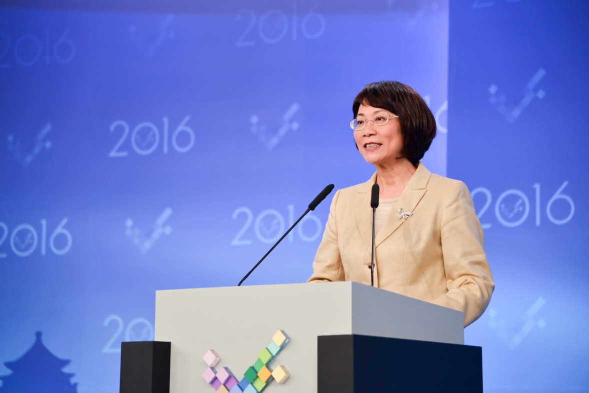 國民黨副總統候選人王如玄在副手辯論會中詢問民進黨總統候選人蔡英文：「妳在民間時，曾幫助任何性侵 、家庭暴力被害者嗎？」 圖：三立提供