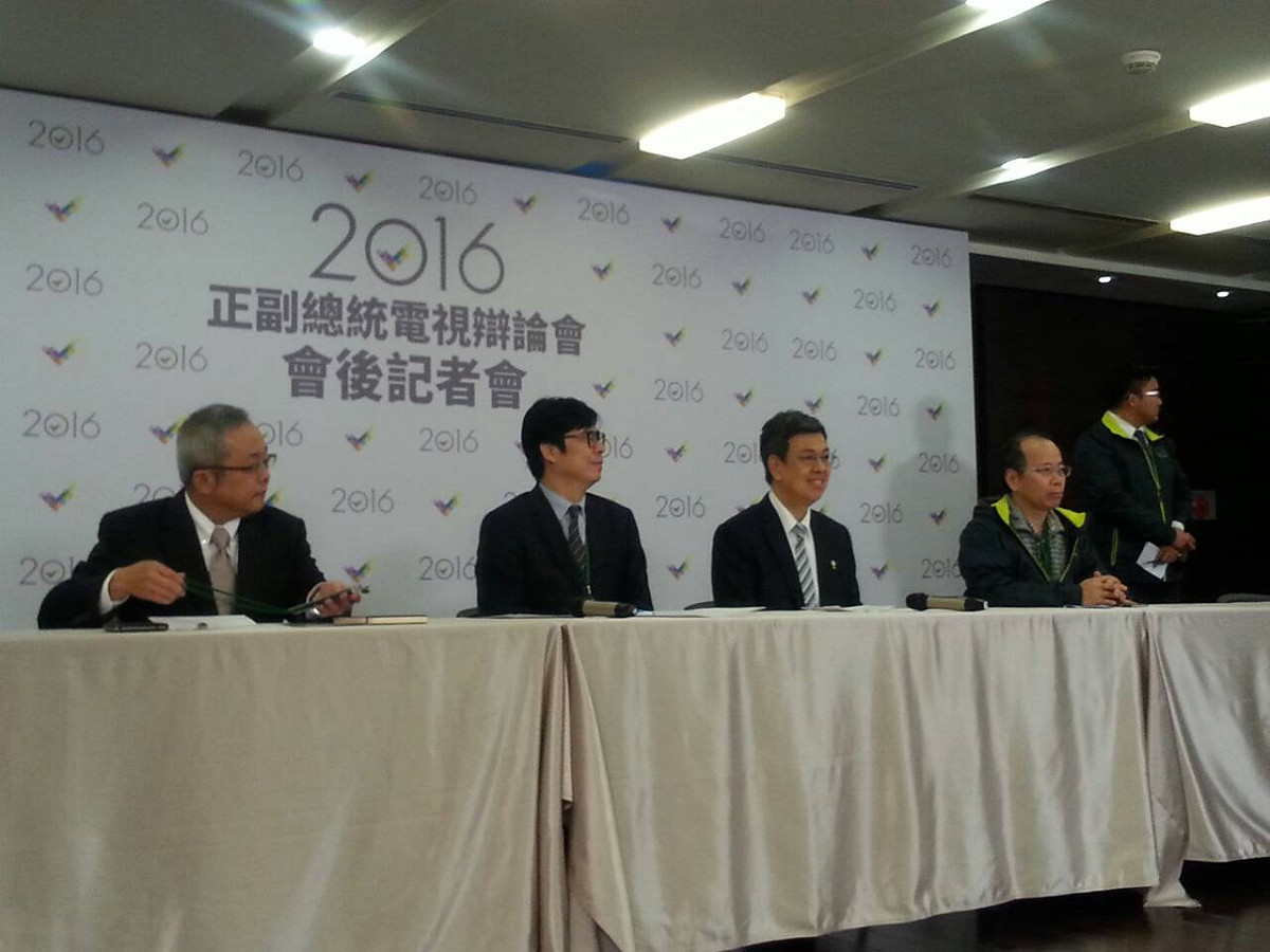 國民黨副總統候選人王如玄在公民提問時間，將故宮南院延宕一事扯上前朝，張景森(左二)則在會後反駁。 圖：楊淳卉/攝