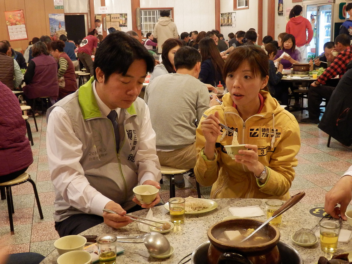 台南市長賴清德26日晚間與時代力量台中立委候選人洪慈庸共進薑母鴨。 圖：符芳碩/攝