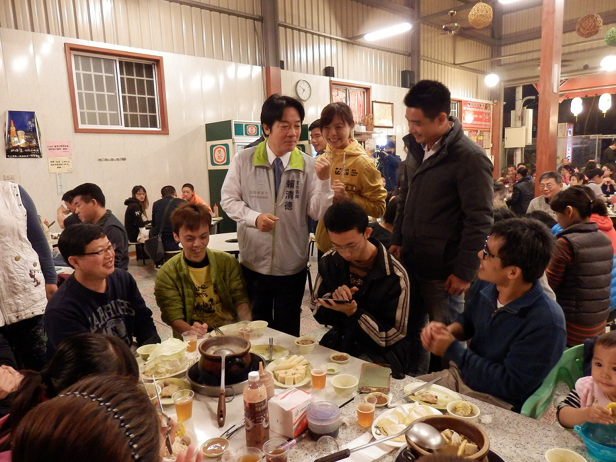 賴清德扮演最佳助選員，逐桌為洪慈庸拜票。 圖：符芳碩/攝