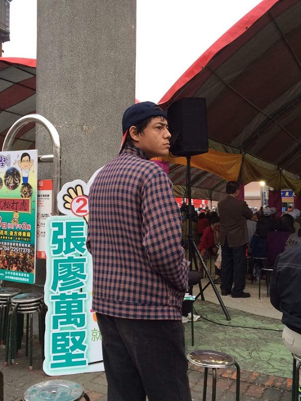民眾週六下午在台中市文心路家樂福旁的造勢場子，發現一張面熟的臉孔，疑似捕獲野生的蔣友青。 圖：林姓民眾提供