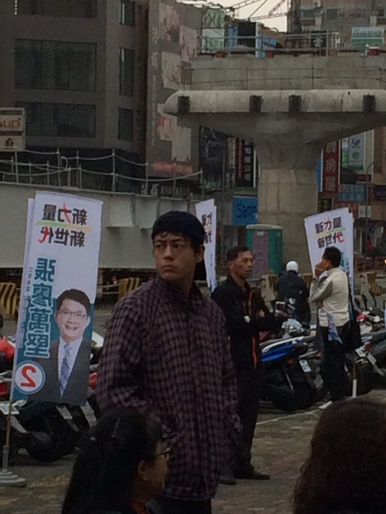 爆料民眾還拍了好幾張疑似蔣友青的男子照片。 圖：林姓民眾提供