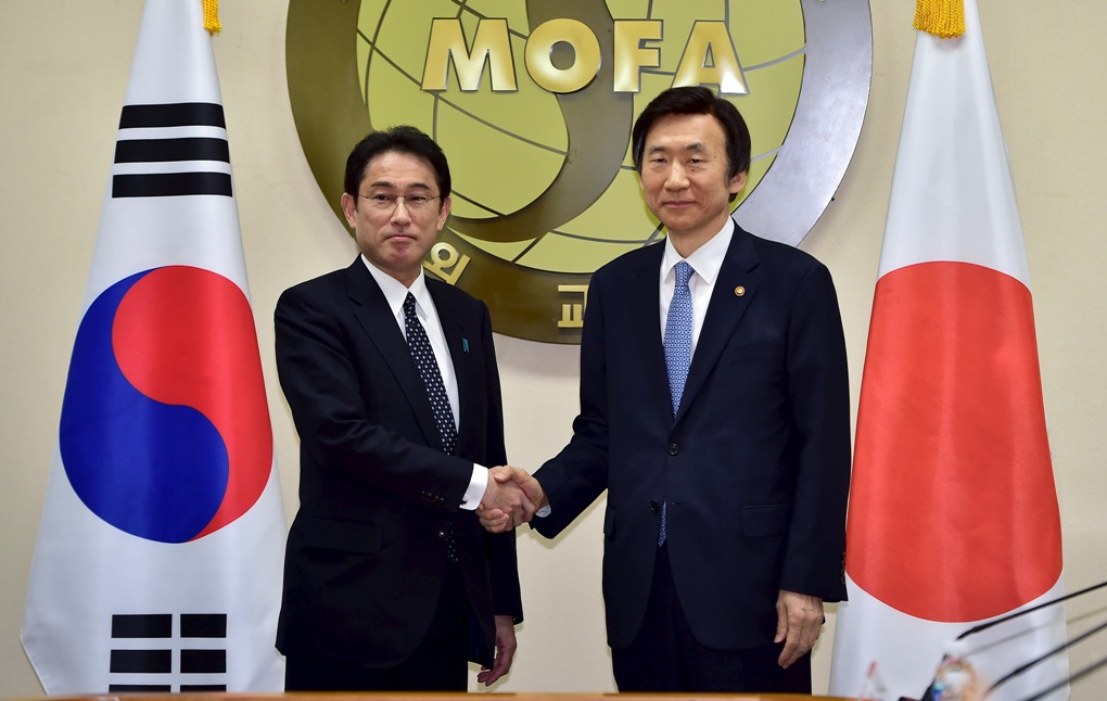 日本外相岸田文雄(左)與韓國外長尹炳世(右)共同宣布，兩國之間就慰安婦問題已獲得共識，日方並將提出10億日圓的資金，作為援助慰安婦受害者的援助基金。 圖：達志影像/路透社